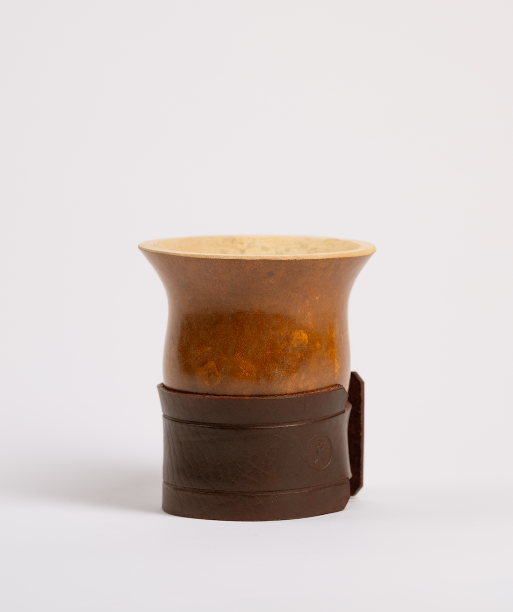 Mate de Calabaza con Pie de Cuero – Artesanal, Elegante y Funcional