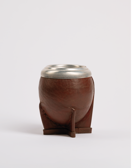 Mate Torpedo Matungo de cuero negro con virola de aluminio sobre fondo neutro - Jardín del Mate
