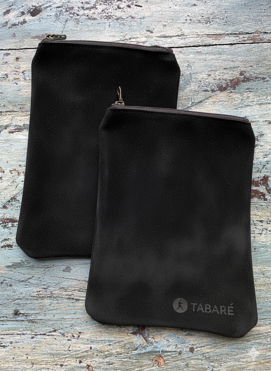 Yerbero de cuero negro artesanal tipo sobre de 250g para yerba mate, vista frontal elegante.