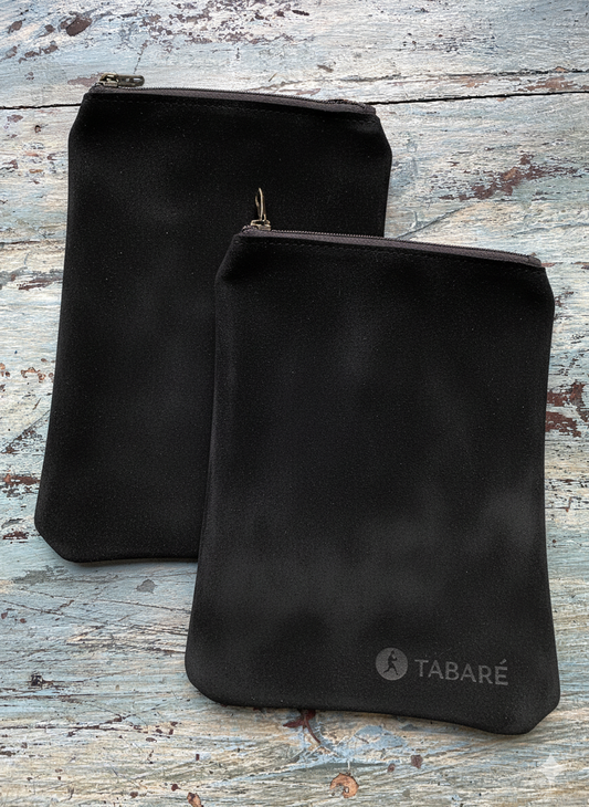 Yerbero de cuero negro artesanal tipo sobre de 250g para yerba mate, vista frontal elegante.