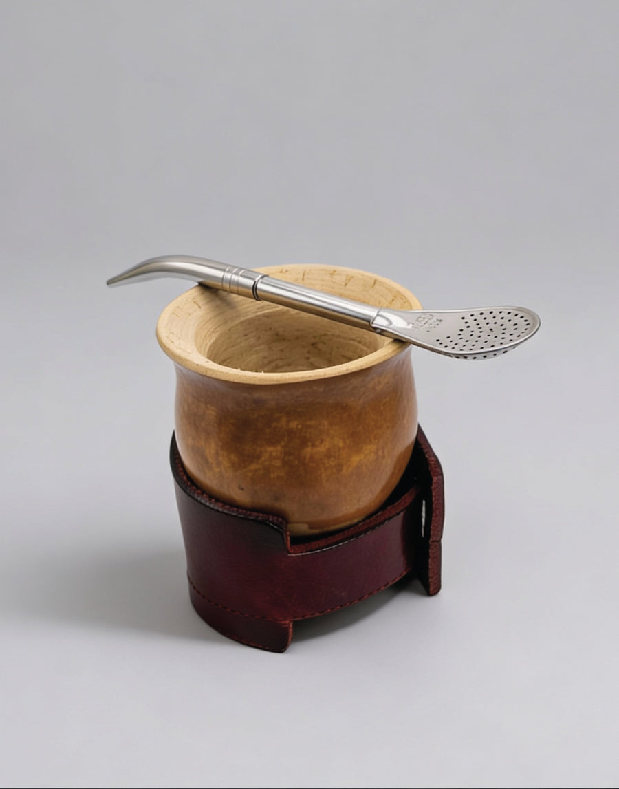 Combo mate de calabaza natural con pie de cuero artesanal y bombilla pico de loro en España.