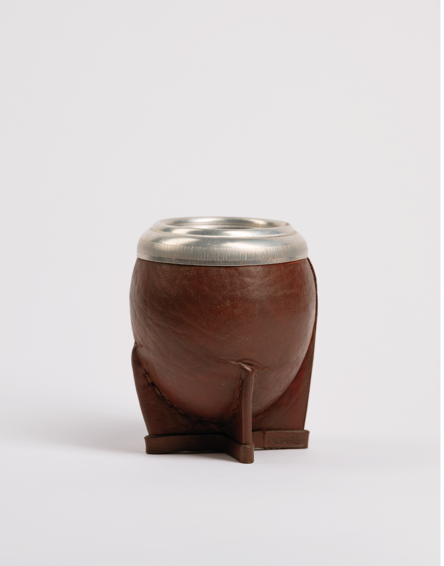 Mate Torpedo Matungo de cuero negro con virola de aluminio sobre fondo neutro - Jardín del Mate