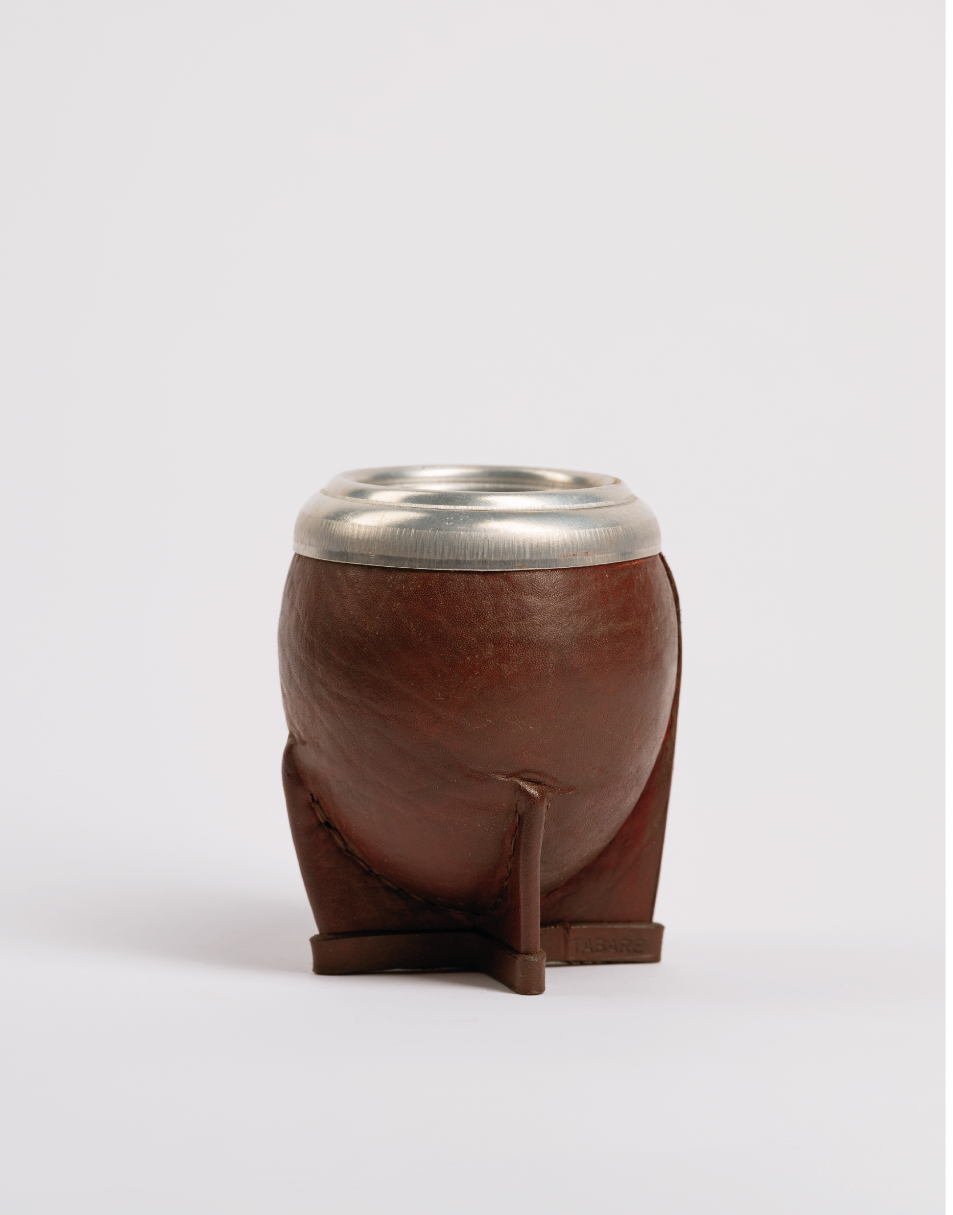 Mate Torpedo Matungo de cuero negro con virola de aluminio sobre fondo neutro - Jardín del Mate