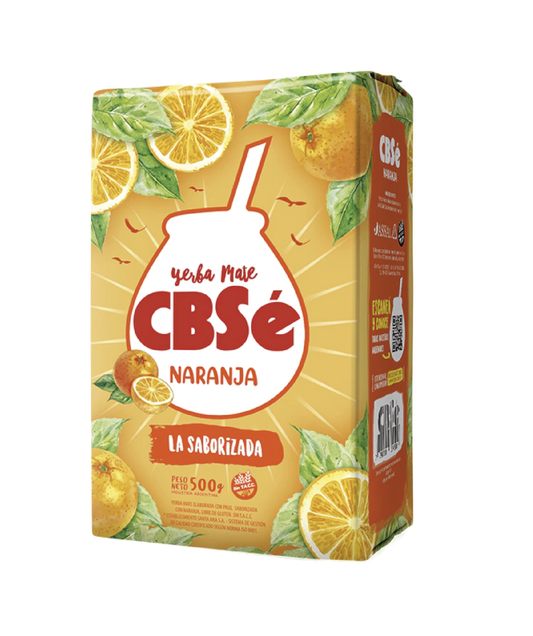Paquete de Yerba Mate CBSé Naranja 500g frente a un mate tradicional en Jardín del Mate Barcelona