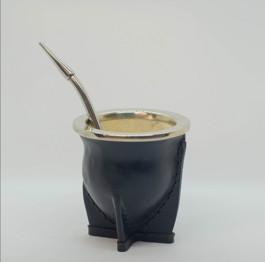 Mate camionero de calabaza y cuero negro con virola de alpaca lisa artesanal en Jardín del Mate.