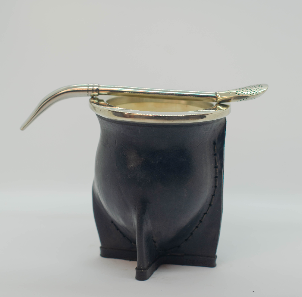 Mate de calabaza con virola de Alpaca y cuero Negro